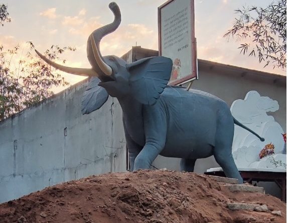 statue d'un éléphant dans la frise historique